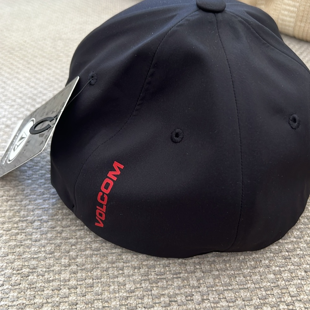 NWT Volcom STONE TECH DELTA Black Hat with Red Emblem - Picture 3 of 3